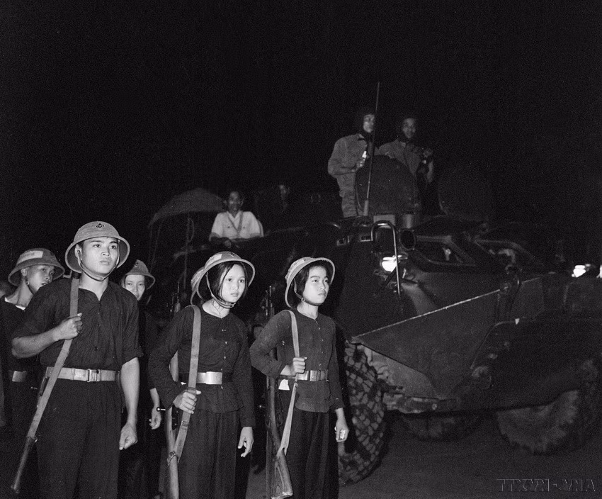 Tự vệ Thủ đô sẵn sàng chiến đấu (1972). (Ảnh: TTXVN)