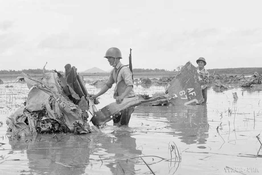 Xác máy bay Mỹ bị bắn rơi ở ngoại thành Hà Nội (1972). (Ảnh: TTXVN)