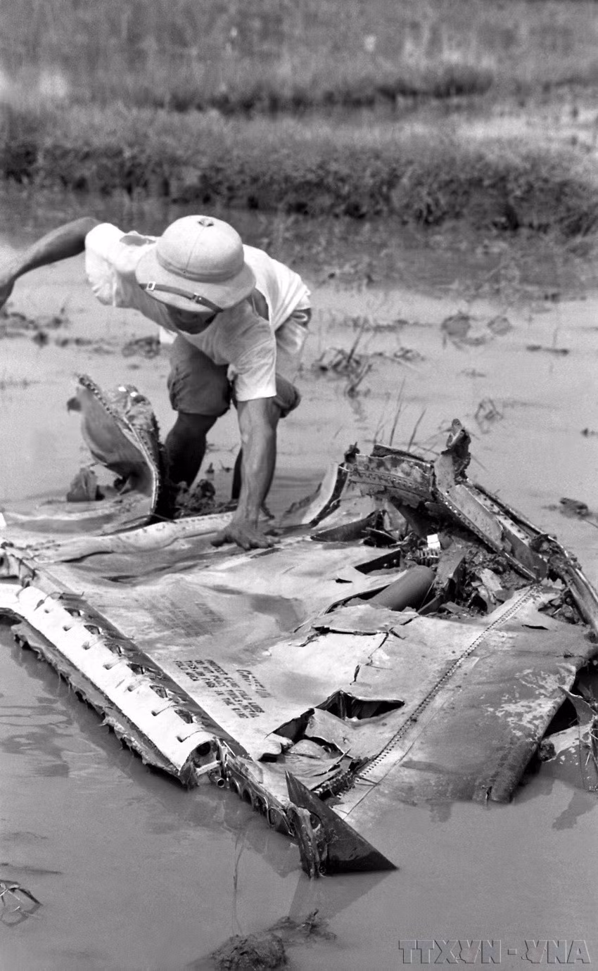 Xác chiếc máy bay Mỹ bị quân dân Thủ đô bắn rơi năm 1972. (Ảnh: Ngọc Quán/TTXVN)
