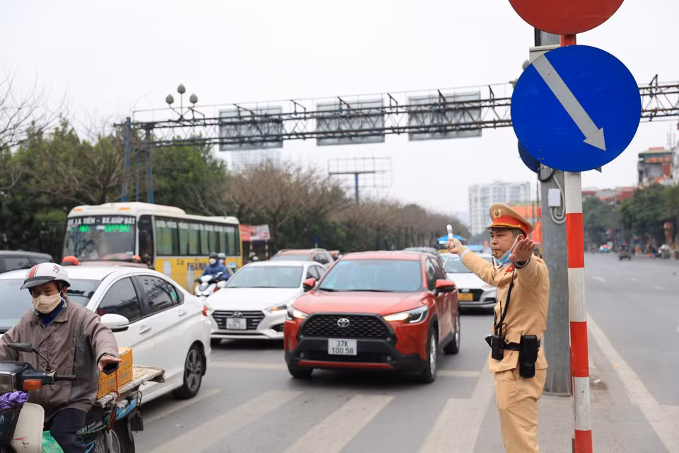 Lực lượng chức năng túc trực tại các 'điểm nóng' giao thông để hỗ trợ người dân di chuyển thuận lợi. (Ảnh: PV/Vietnam+)