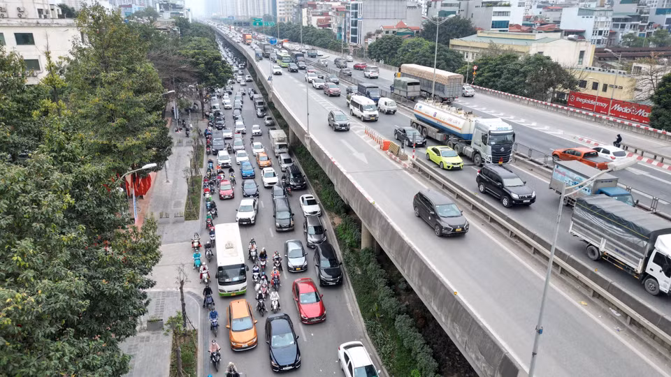 Tại khu vực đường Khuất Duy Tiến (quận Thanh Xuân), các phương tiện di chuyển thuận lợi, không xảy ra tình trạng ùn tắc. (Ảnh: PV/Vietnam+)