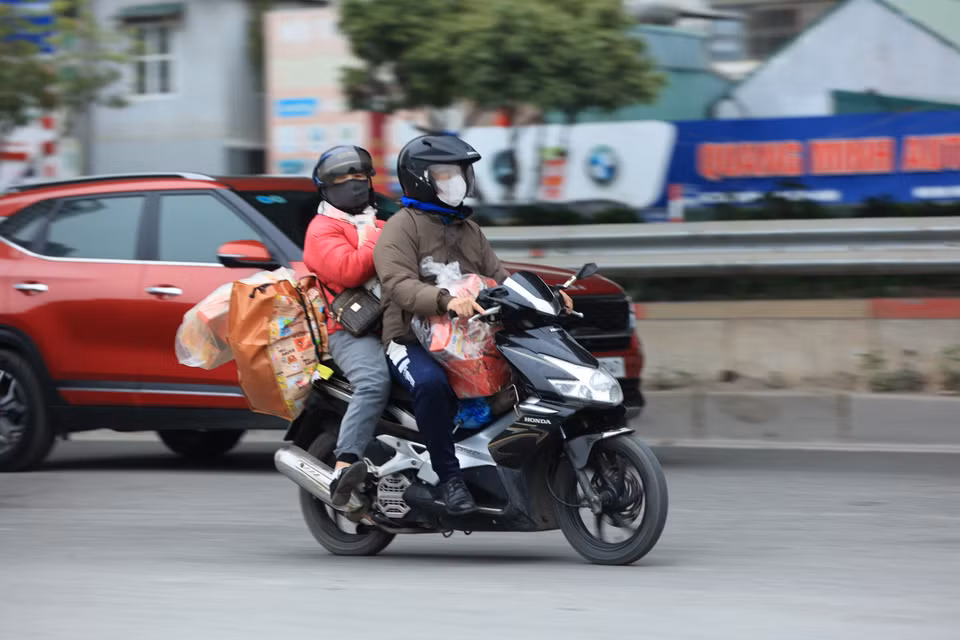 Chiều 7/2/2024 (tức 28 Tết Âm lịch), nhiều người dân làm việc và sinh sống tại Thủ đô trở về quê chuẩn bị đón Tết Nguyên đán cùng gia đình. (Ảnh: PV/Vietnam+)