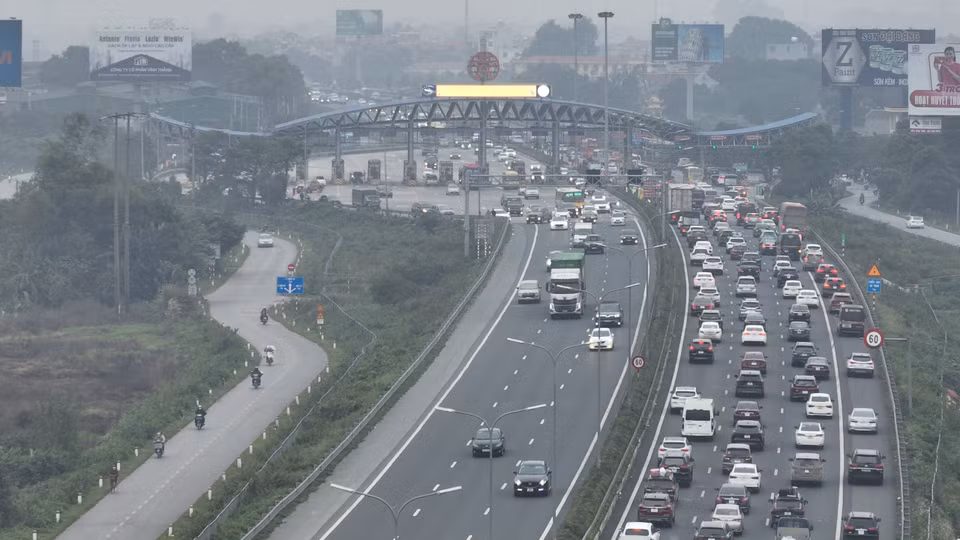 Ghi nhận vào thời điểm 16 giờ, lượng lớn phương tiện xếp hàng dài tại khu vực Trạm thu phí Pháp Vân-Cầu Giẽ. (Ảnh: PV/Vietnam+)