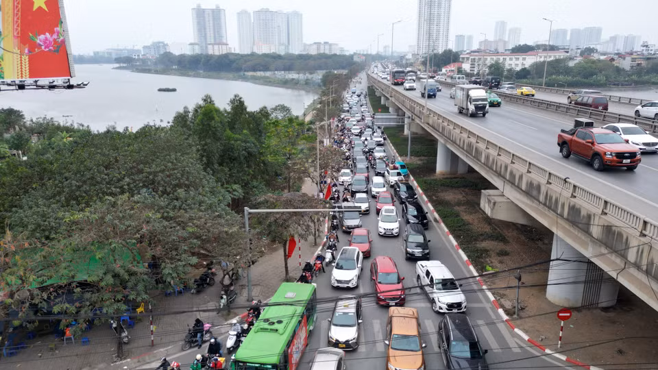 Khu vực từ Hồ Linh Đàm hướng ra đường Ngọc Hồi không xảy ra tình trạng ùn tắc. (Ảnh: PV/Vietnam+)