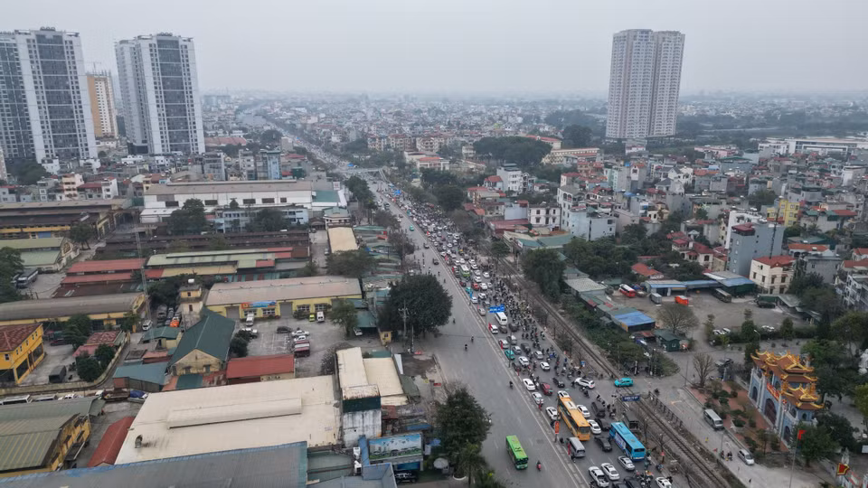Lưu lượng phương tiện giao thông tăng cao tại khu vực đường Ngọc Hồi (Thanh Trì) hướng về Quốc lộ 1A cũ. (Ảnh: PV/Vietnam+)