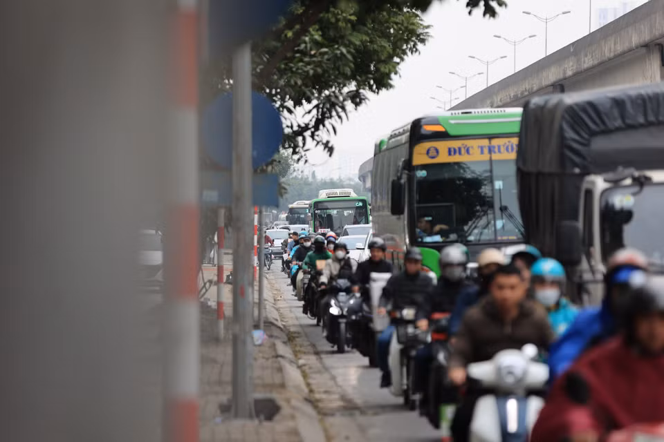 Dòng phương tiện xếp hàng dài di chuyển trên đường Nghiêm Xuân Yêm (quận Hoàng Mai) hướng ra Bến xe Nước ngầm. (Ảnh: PV/Vietnam+)