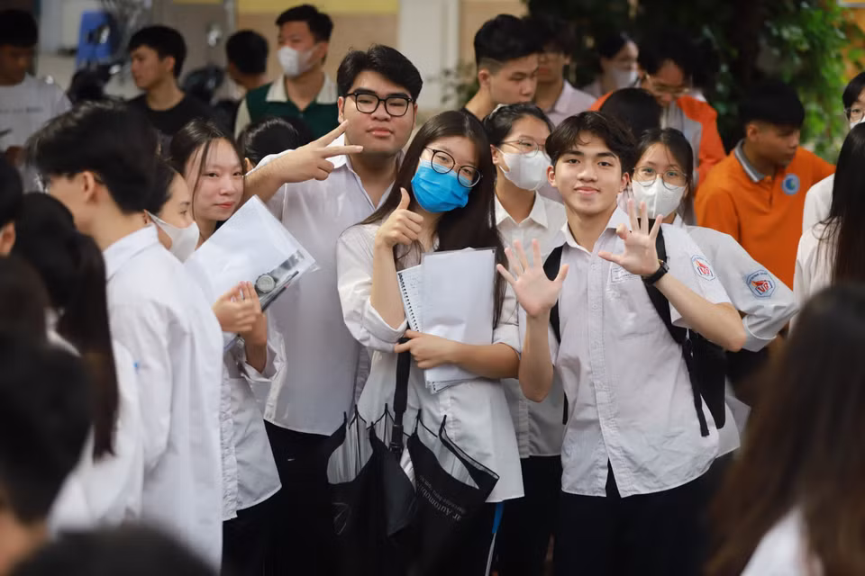 Nhóm sỹ tử tự tin, sẵn sàng bước vào môn thi đầu tiên của kỳ thi tốt nghiệp THPT năm 2023. (Ảnh: PV/Vietnam+)