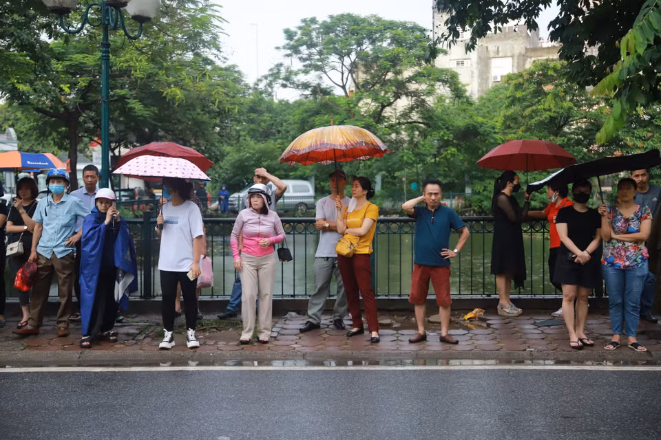 Nhiều bậc phụ huynh hồi hộp đứng chờ bên ngoài các địa điểm thi. (Ảnh: PV/Vietnam+)