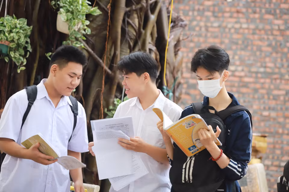 Khi vào phòng thi, thí sinh được phép mang đồng hồ đeo tay nhưng phải là đồng hồ cơ vì đây là một trong những vật dụng thiết yếu để thí sinh theo dõi thời gian làm bài. (Ảnh: PV/Vietnam+)