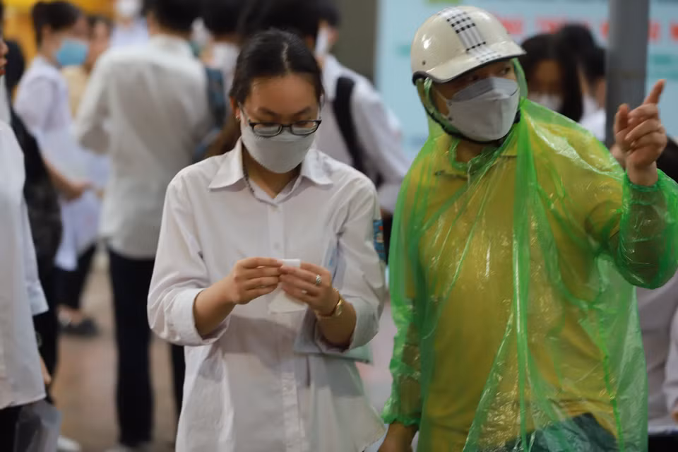 Phụ huynh dặn dò các sỹ tử trước khi bước vào kỳ thi quan trọng. (Ảnh: PV/Vietnam+)
