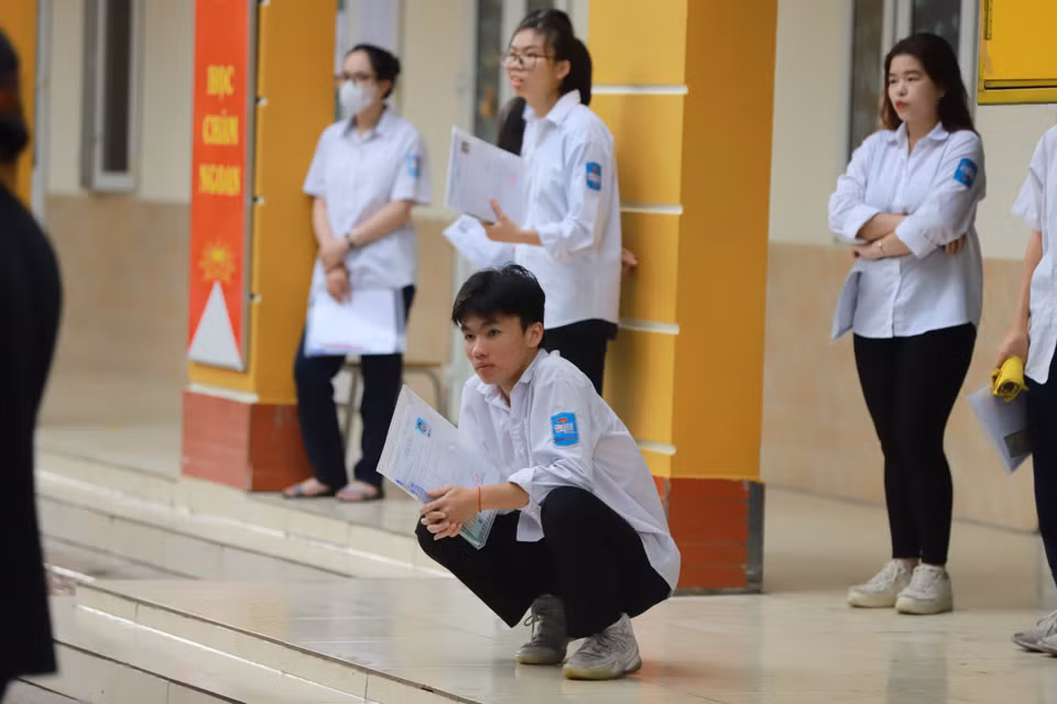 Nhiều sỹ tử hồi hộp và lo lắng trước môn thi đầu tiên là môn Ngữ văn. (Ảnh: PV/Vietnam+)