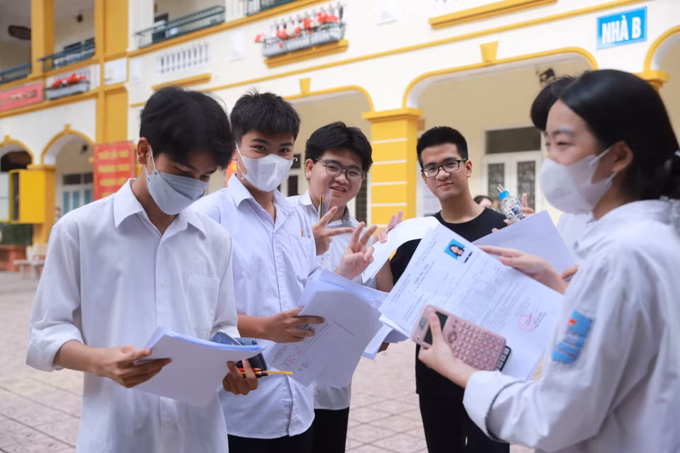 Nhóm thí sinh rạng rỡ sau khi hoàn thành tốt môn thi thứ hai trong kỳ thi tốt nghiệp THPT năm 2023. (Ảnh: PV/Vietnam+)