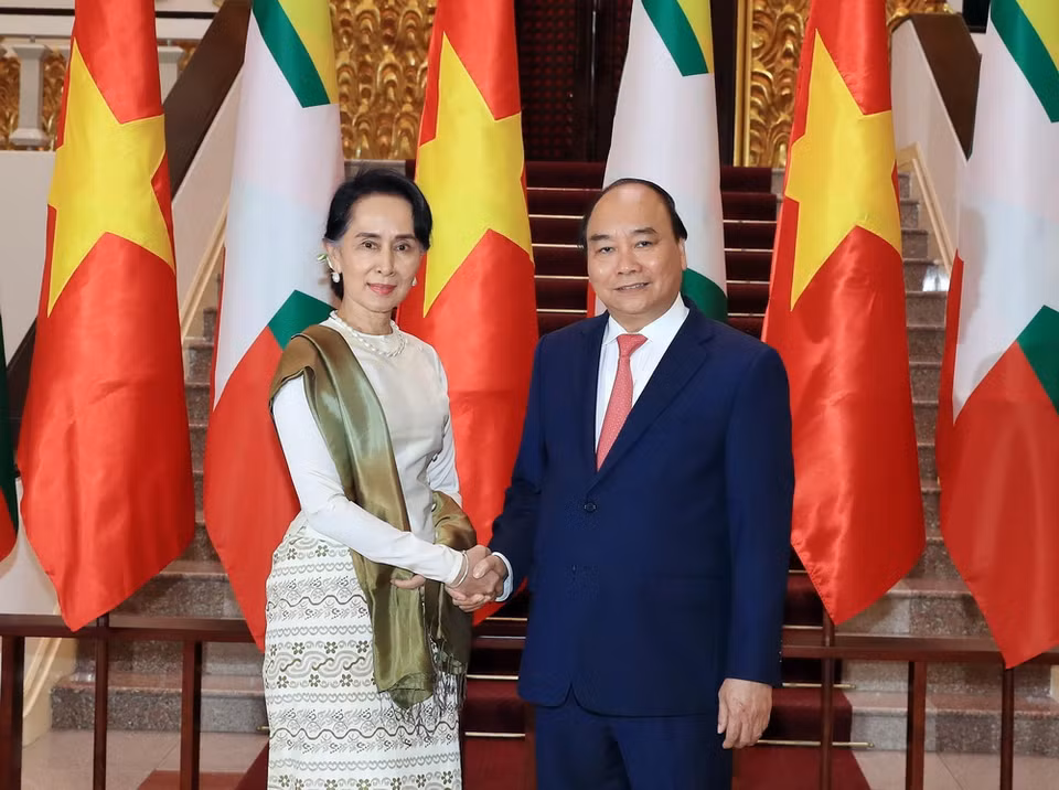 Thủ tướng Nguyễn Xuân Phúc và Cố vấn Nhà nước, Bộ trưởng Ngoại giao và Bộ trưởng Văn phòng Tổng thống Myanmar Aung San Suu Kyi trước khi tiến hành hội đàm tại Trụ sở Chính phủ, chiều 19/4. (Ảnh: Thống Nhất/TTXVN)
