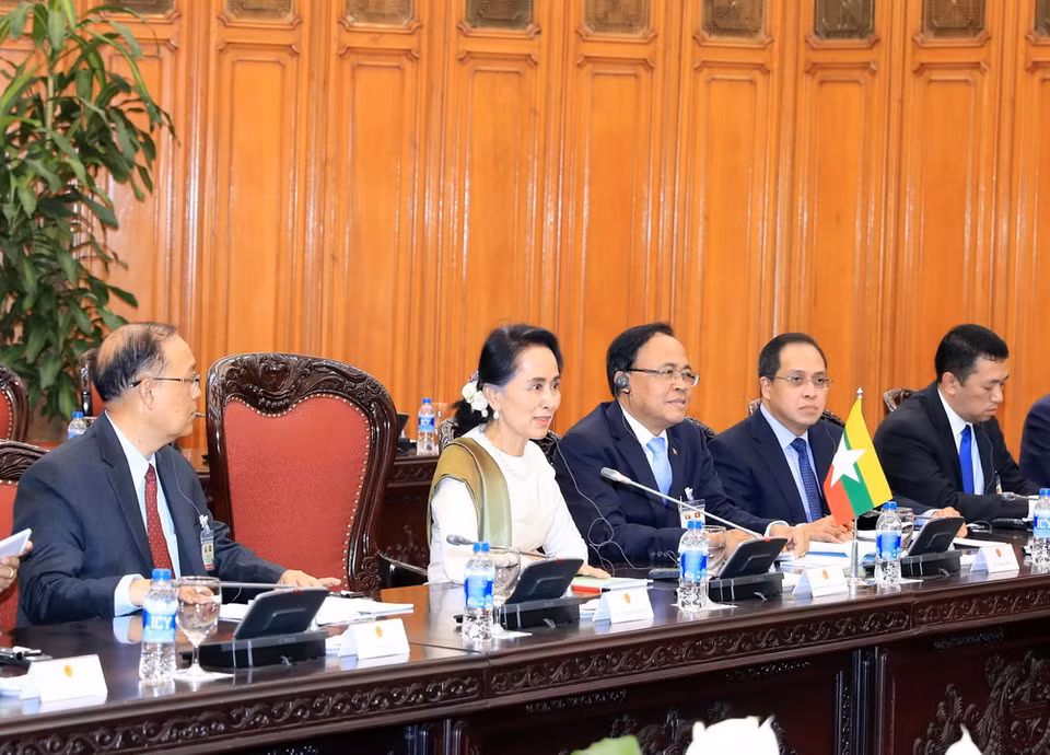 Bà Aung San Suu Kyi và đoàn Myanmar tại cuộc hội đàm với Thủ tướng Nguyễn Xuân Phúc ở Trụ sở Chính phủ, chiều 19/4. (Ảnh: Thống Nhất/TTXVN)