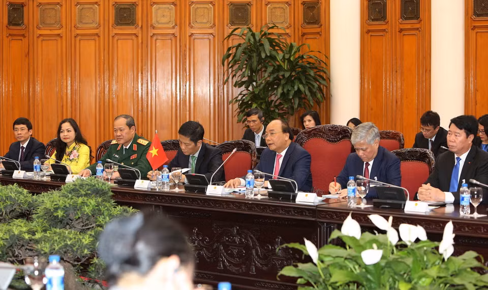 Thủ tướng Nguyễn Xuân Phúc và đoàn Việt Nam tại cuộc hội đàm với Cố vấn Nhà nước, Bộ trưởng Ngoại giao và Bộ trưởng Văn phòng Tổng thống Myanmar Aung San Suu Kyi ở Trụ sở Chính phủ, chiều 19/4. (Ảnh: Dương Giang/TTXVN)