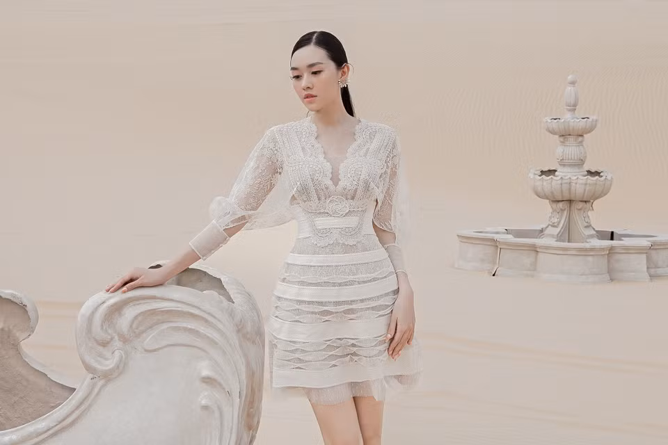 Đặc biệt, những đường cắt uyển chuyển tạo thành đường chiết quanh bụng, nhấn vào eo thon của cô. (Ảnh: CTV/Vietnam+)