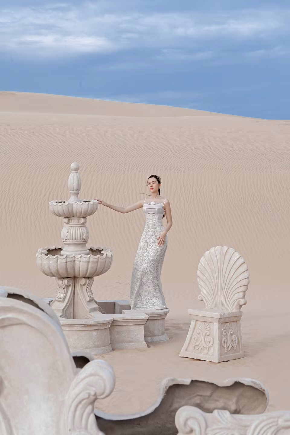 Qua bộ sưu tập mang tên ‘Oasis’ (Ốc đảo giữa sa mạc), Tường San muốn tôn vinh nét đẹp còn ẩn mình trong mỗi cô gái. Nét đẹp phụ nữ là cây xanh, hoa nở tại ốc đảo mát lành, đem đến nguồn cảm hứng mới, ngập tràn sức sống. Mùa Hè chỉ rực rỡ khi các nàng tự tin tỏa sáng với tính cách phóng khoáng, tâm hồn lãng mạn và trái tim tự do. (Ảnh: CTV/Vietnam+)