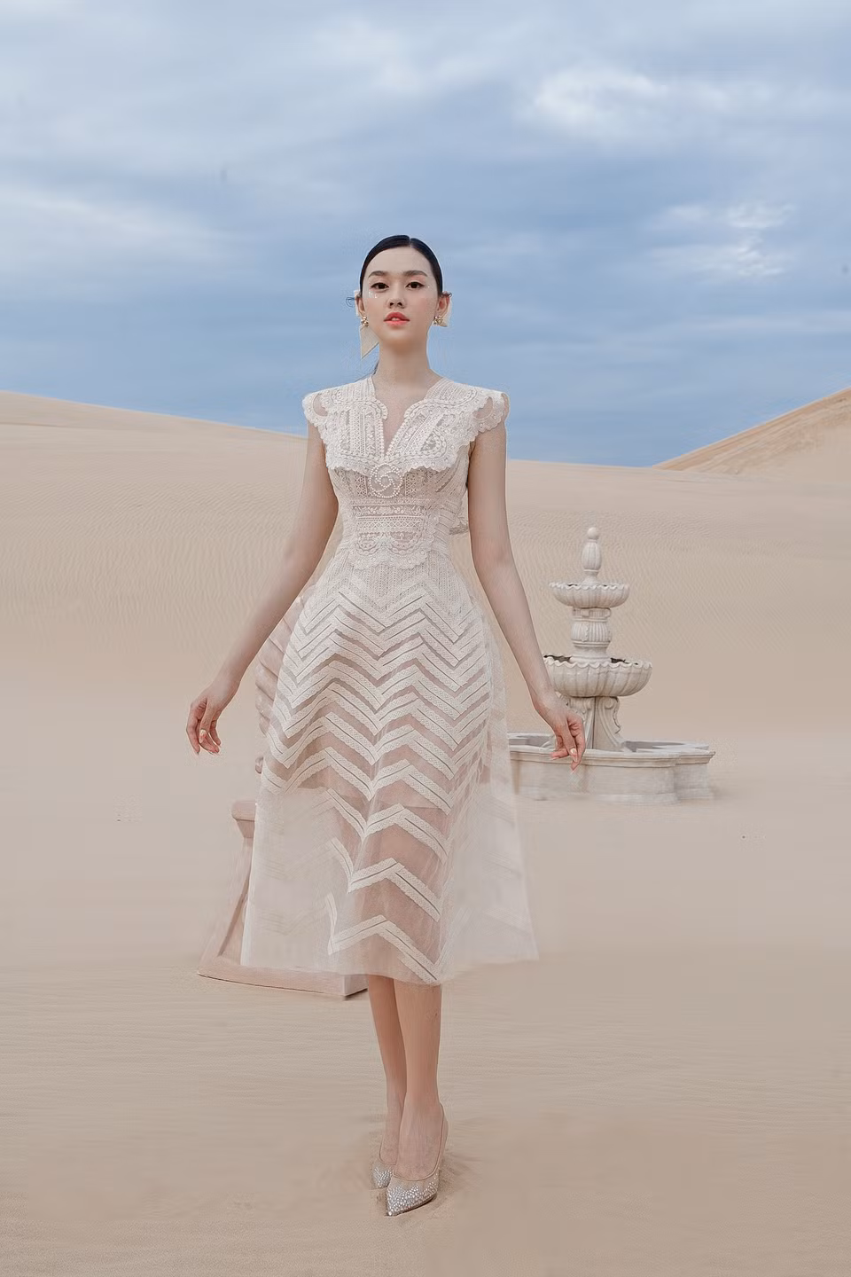 Những bộ đầm không tay, bồng bềnh giúp Tường San thể hiện trọn vẹn vẻ đẹp nữ tính nhờ khoe khéo được bờ vai mảnh mai và đường cong cơ thể. (Ảnh: CTV/Vietnam+)
