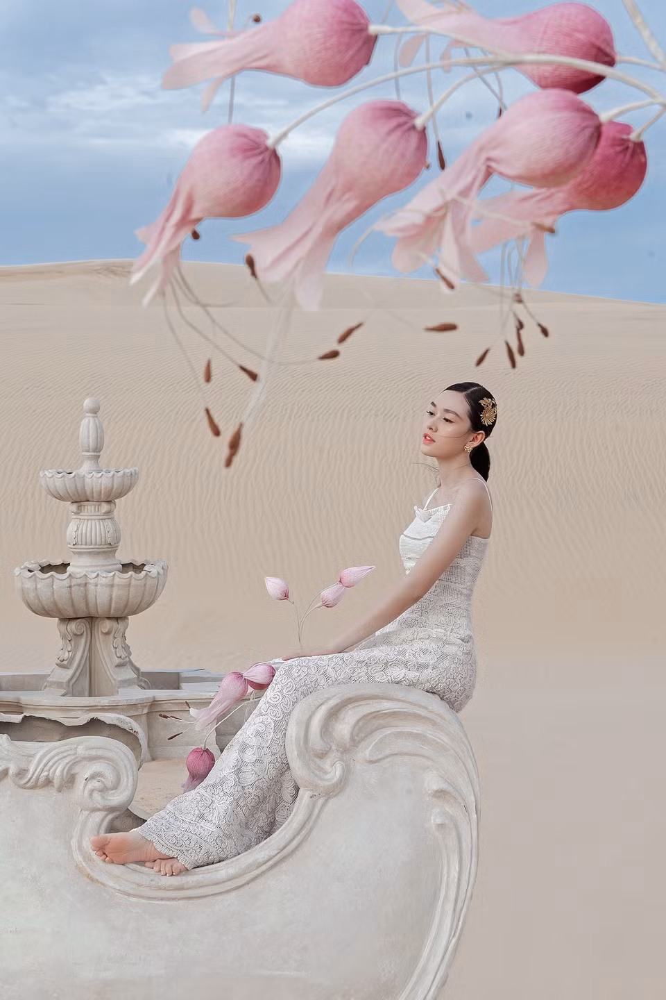 Á hậu không ngần ngại diện các đầm làm từ các chất liệu lạ như ren, linen, organza vì bề mặt đầm đã được xử lý tinh tế với kỹ thuật cut-out, đắp ren, xếp ly, góp phần tạo tổng thể hài hòa. Cuối cùng, điểm nhấn là đính kết các chi tiết như hoa, ngọc trai một cách sắc sảo. (Ảnh: CTV/Vietnam+)
