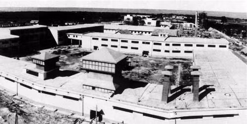 Năm 1960, khu Thượng Đình đã có 3 nhà máy: Cao su Sao vàng, Thuốc lá Thăng Long và Xà phòng Hà Nội. (Ảnh: Tư liệu/TTXVN phát)