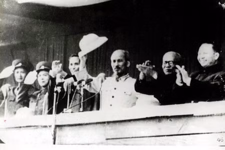 Ngày 1/1/1955, hàng chục vạn nhân dân Hà Nội tổ chức míttinh, tuần hành mừng đón Trung ương Đảng, Chính phủ và Chủ tịch Hồ Chí Minh trở về thủ đô sau gần 9 năm lên Việt Bắc lãnh đạo nhân dân kháng chiến chống Pháp thắng lợi. (Ảnh: TTXVN)