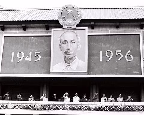 Chủ tịch Hồ Chí Minh và lãnh đạo Đảng, Nhà nước trên khán đài tại Lễ diễu binh, diễu hành chào mừng kỷ niệm 11 năm Quốc khánh (2/9/1956) ở Quảng trường Ba Đình (Hà Nội). (Ảnh: TTXVN)