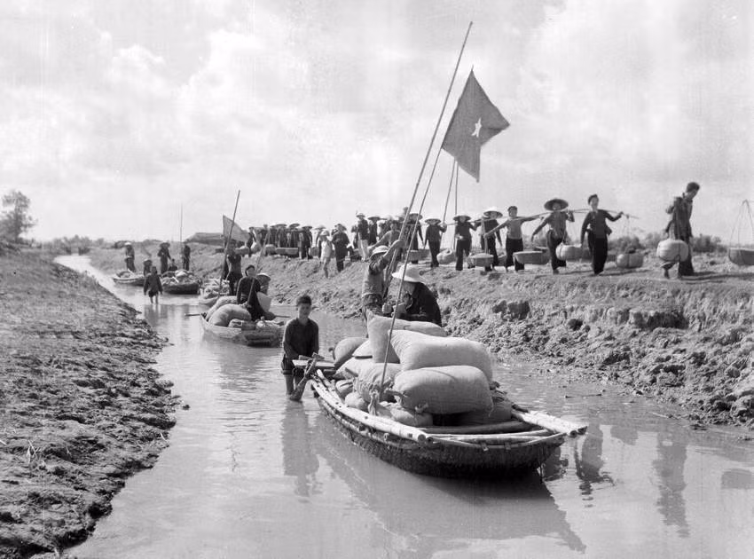 Nông dân Thái Bình vận chuyển thóc đến đóng thuế cho Nhà nước tại tổng kho thị xã Hòa Bình (12/1960). (Ảnh: Văn Thái/TTXVN)