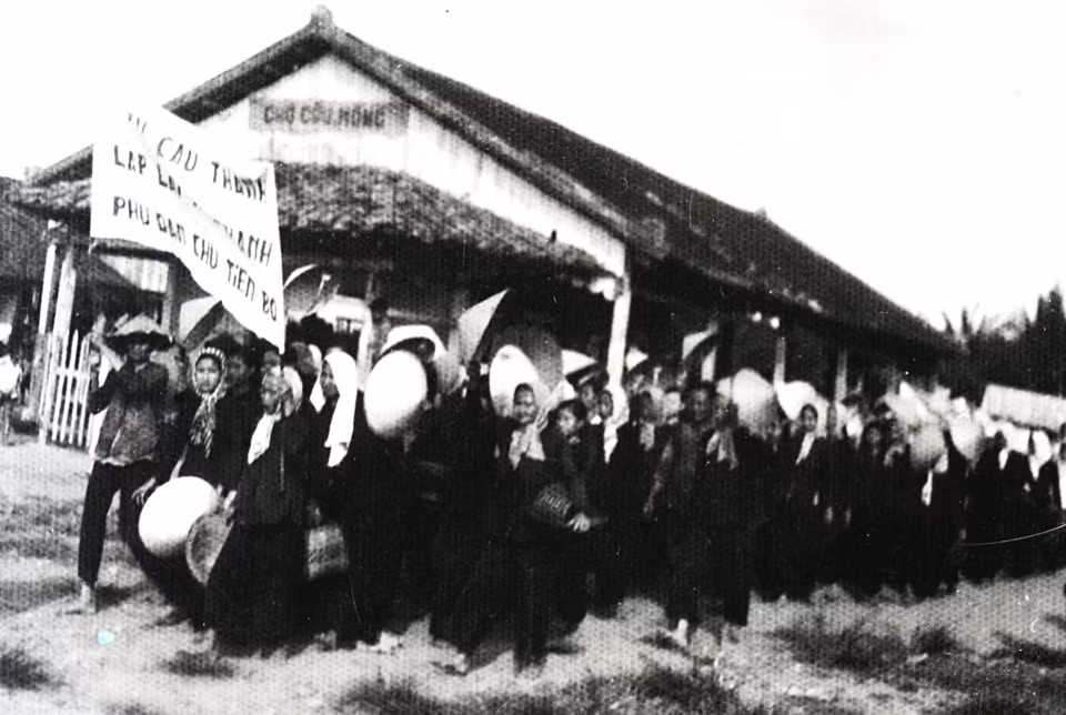 Từ cuối năm 1959, đầu năm 1960, phong trào 'Đồng Khởi' lan rộng ở nhiều tỉnh Nam bộ, Tây Nguyên và miền Tây các tỉnh khu 5, tạo thành một vùng căn cứ rộng lớn. Nhiều đơn vị dân quân du kích và bộ đội địa phương tỉnh, huyện đã hình thành và phát triển trong phong trào 'Đồng Khởi'. (Ảnh: Tư liệu TTXVN)