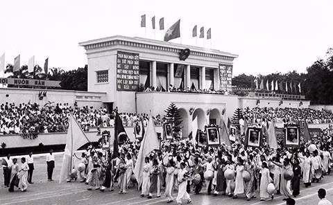 Diễu hành trên Quảng trường Ba Đình (Hà Nội) chào mừng Ngày Quốc khánh 2/9/1959. (Ảnh: TTXVN)