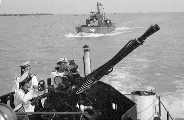 Ngày 2 và 5/8/1964, Hải quân nhân dân lần đầu ra quân đối đầu với hải quân và không quân Mỹ đánh phá miền Bắc đã dũng cảm chiến đấu, đánh đuổi tàu khu trục Maddox ra khỏi vùng biển Việt Nam, bắn rơi 8 máy bay trên vùng biển, vùng trời miền Bắc, mở đầu thời kỳ miền Bắc chiến đấu chống chiến tranh phá hoại của Mỹ ra miền Bắc. (Ảnh: Tư liệu TTXVN)