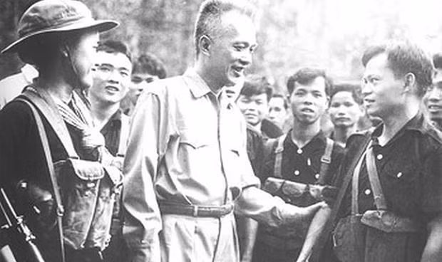 Chủ tịch Mặt trận Dân tộc Giải phóng miền Nam Việt Nam Nguyễn Hữu Thọ với các chiến sỹ Quân giải phóng. (Ảnh: Tư liệu/TTXVN phát)