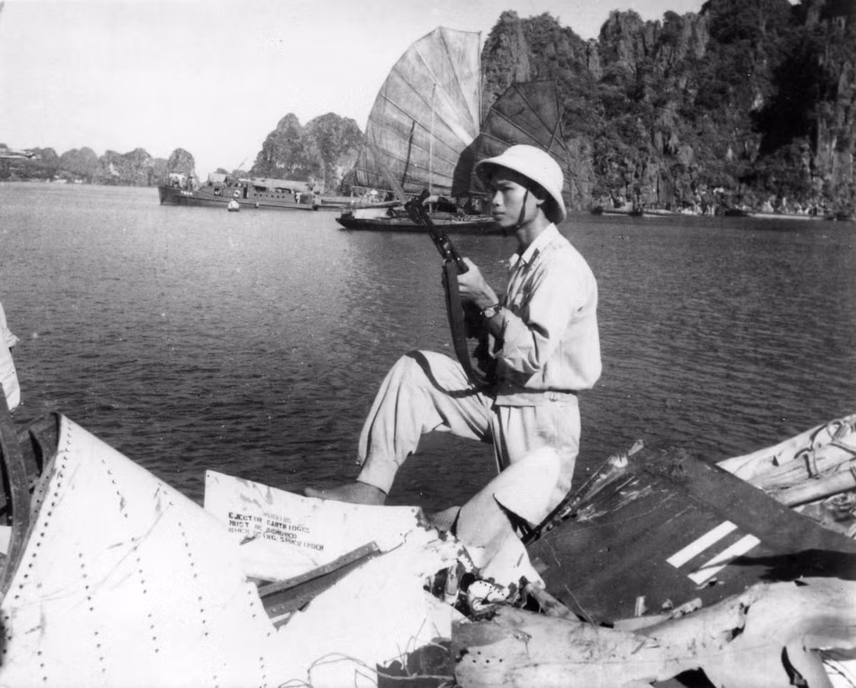 Ngày 2 và 5/8/1964, Hải quân nhân dân lần đầu ra quân đối đầu với hải quân và không quân Mỹ đánh phá miền Bắc đã dũng cảm chiến đấu, đánh đuổi tàu khu trục Maddox ra khỏi vùng biển Việt Nam, bắn rơi 8 máy bay trên vùng biển, vùng trời miền Bắc, mở đầu thời kỳ miền Bắc chiến đấu chống chiến tranh phá hoại của Mỹ ra miền Bắc. Trong ảnh: Bộ đội ta bên xác máy bay phản lực A4D, do Trung úy Hải quân Mỹ Everett Alvarez lái, bị bắn hạ tại thị xã Hòn Gai (Quảng Ninh) ngày 5/8/1964. (Ảnh: TTXVN)