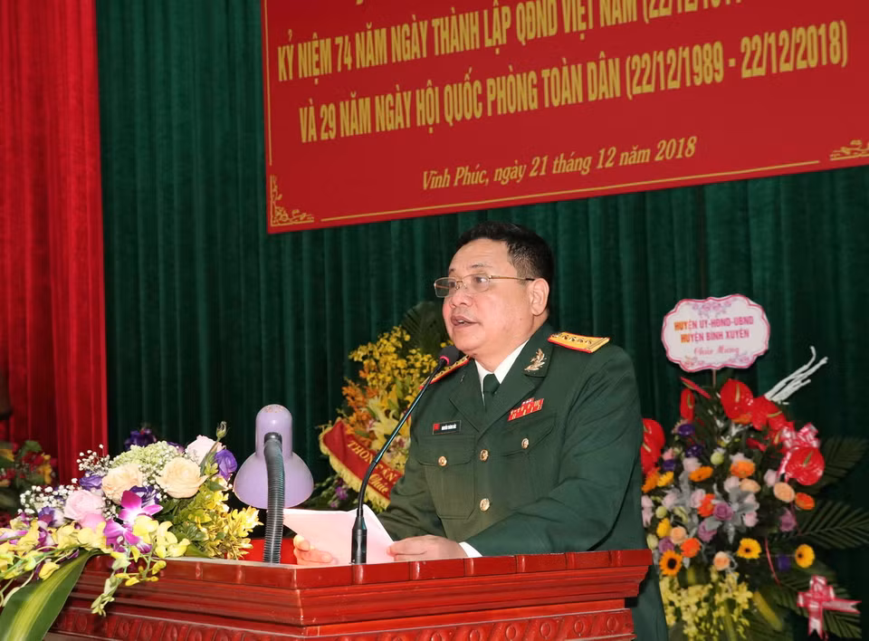 Đại tá Nguyễn Thành Bắc, Bí thư Đảng ủy, Chính ủy Sư đoàn 304 phát biểu tại buổi gặp mặt. (Ảnh: Văn Điệp/TTXVN)