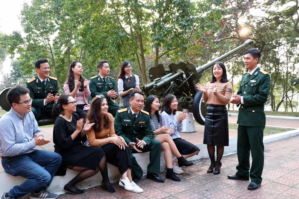 Cán bộ, phóng viên, biên tập viên TTXVN với các chiến sỹ Sư đoàn 304 giao lưu. (Ảnh: Văn Điệp/TTXVN)