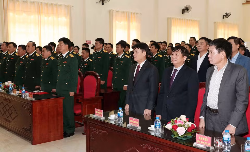 Đoàn đại biểu cán bộ, đoàn viên Thông tấn xã Việt Nam (TTXVN) do ông Nguyễn Đức Lợi, Ủy viên Trung ương Đảng, Tổng giám đốc TTXVN dẫn đầu, đến chúc mừng Sư đoàn 304 và có buổi gặp mặt, giao lưu giữa hai đơn vị. (Ảnh: Văn Điệp/TTXVN)