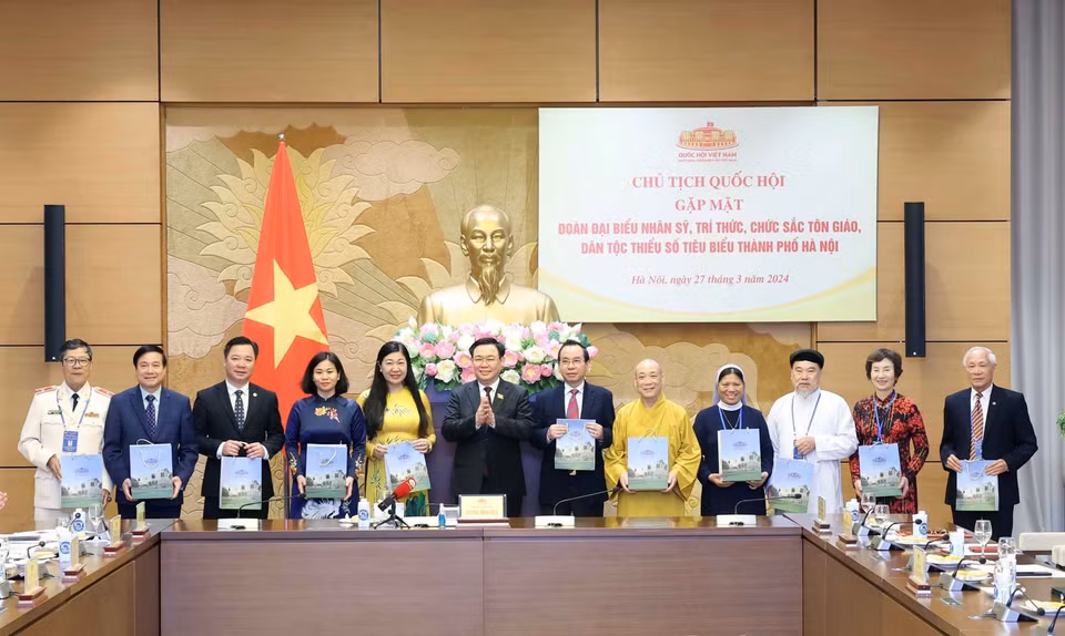 Chủ tịch Quốc hội Vương Đình Huệ tặng quà cho các đại biểu. (Ảnh: Nhan Sáng/TTXVN)