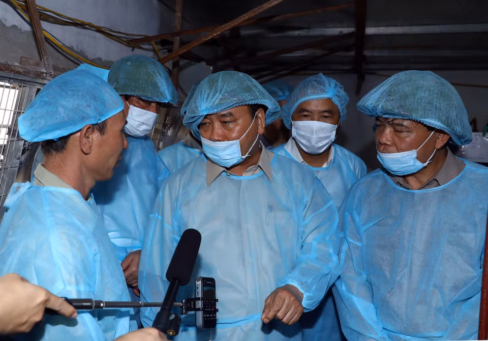 Thủ tướng Nguyễn Xuân Phúc đi kiểm tra tình hình phòng, chống dịch tả lợn châu Phi tại Hợp tác xã nông nghiệp hữu cơ Tiên Dương. (Ảnh: Thống Nhất/TTXVN)