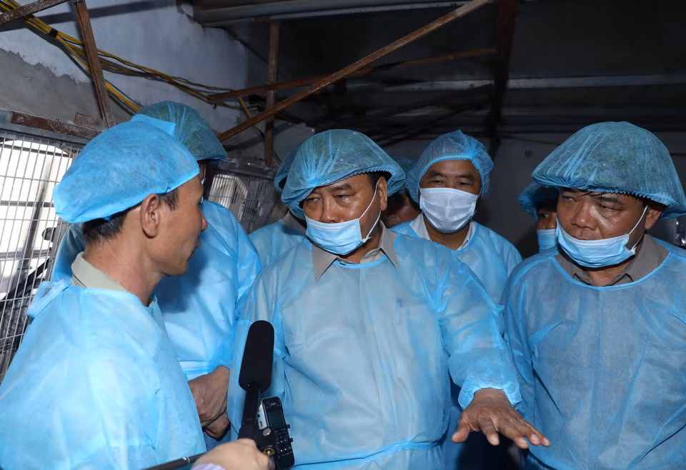 Sáng 19/5, Thủ tướng Nguyễn Xuân Phúc đi kiểm tra tình hình phòng, chống dịch tả lợn châu Phi tại xã Tiên Dương, huyện Đông Anh, thành phố Hà Nội. (Ảnh: Thống Nhất/TTXVN)