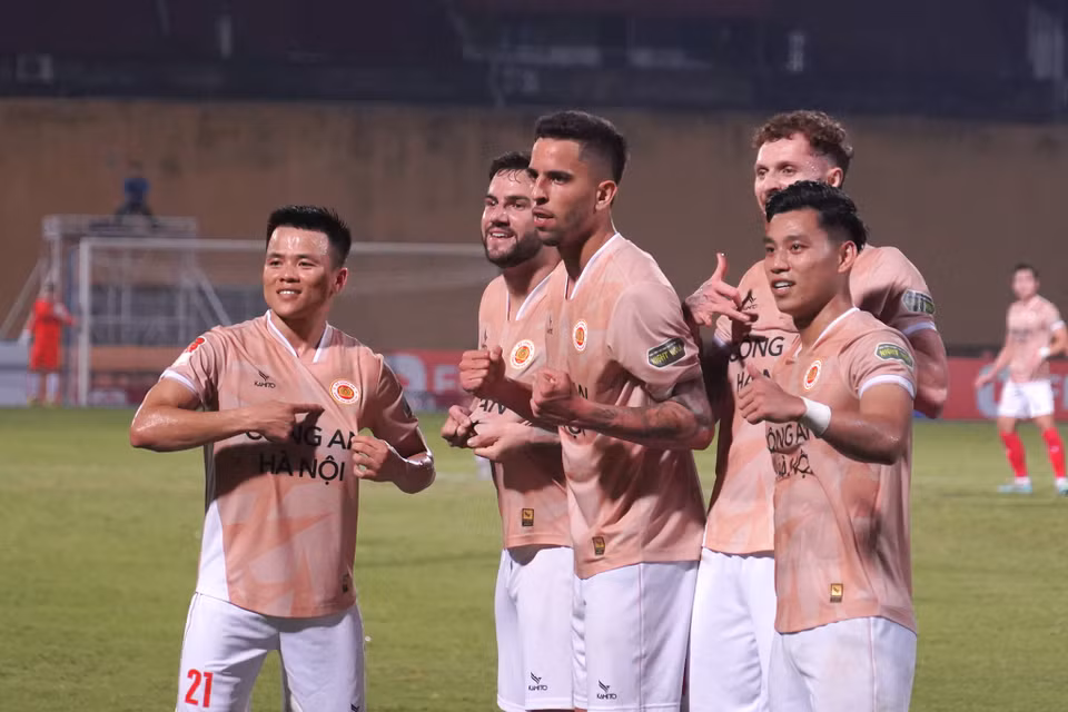 Các cầu thủ Công an Hà Nội ăn mừng bàn thắng thứ hai. (Ảnh: Việt Anh/Vietnam+)