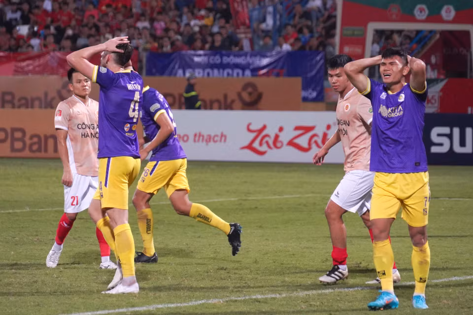 Để thua 0-2 trước Công an Hà Nội, mạch trận thất bại liên tiếp trên mọi đấu trường của Hà Nội FC đã kéo dài lên con số 5. (Ảnh: Việt Anh/Vietnam+)