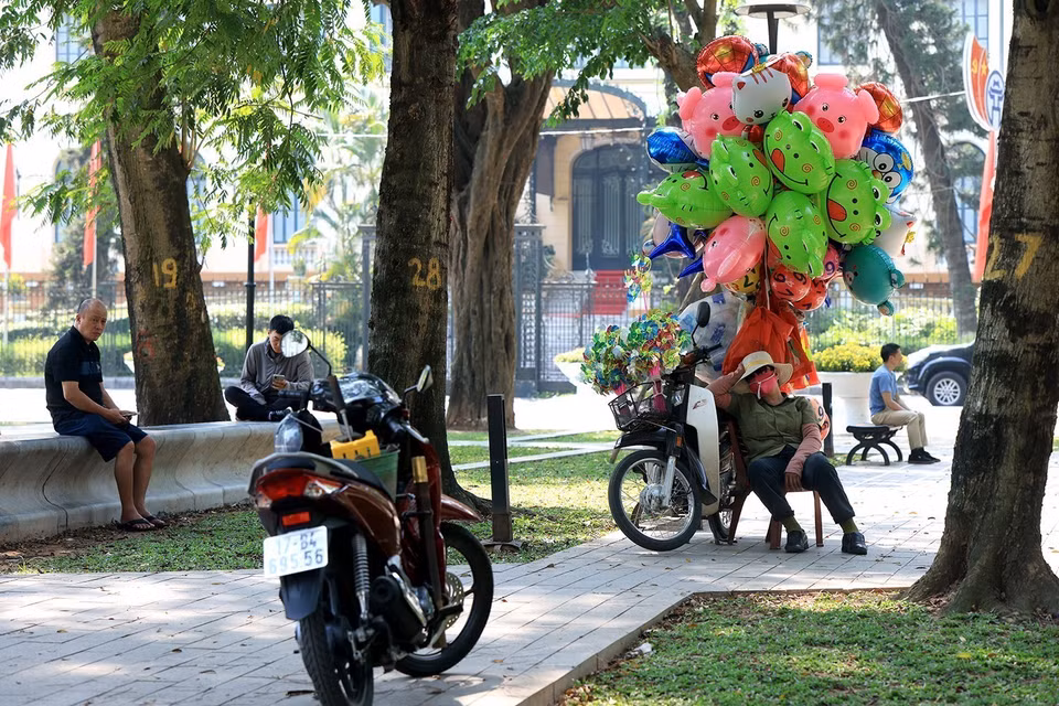 Những người bán hàng rong tranh thủ nghỉ ngơi trong các công viên, vườn hoa hay bất kỳ chỗ nào có bóng mát. (Ảnh: Tuấn Anh/TTXVN)