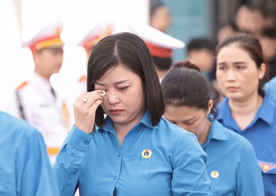 Người dân bày tỏ lòng tiếc thương Tổng Bí thư Nguyễn Phú Trọng. (Ảnh: TTXVN)