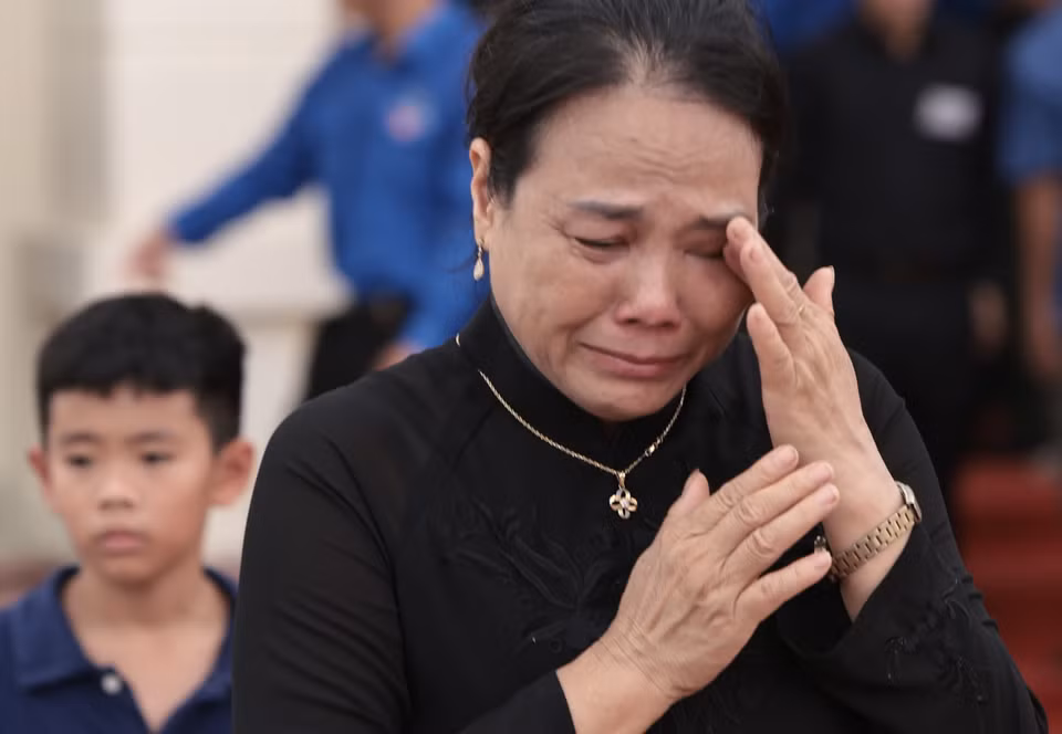 Người dân bày tỏ lòng tiếc thương Tổng Bí thư Nguyễn Phú Trọng. (Ảnh: TTXVN)