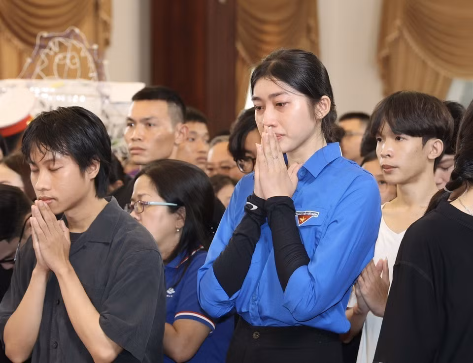 Người dân xúc động viếng Tổng Bí thư Nguyễn Phú Trọng tại Hội trường Thống Nhất, Thành phố Hồ Chí Minh sáng 26/7. (Ảnh: Thanh Vũ/TTXVN)