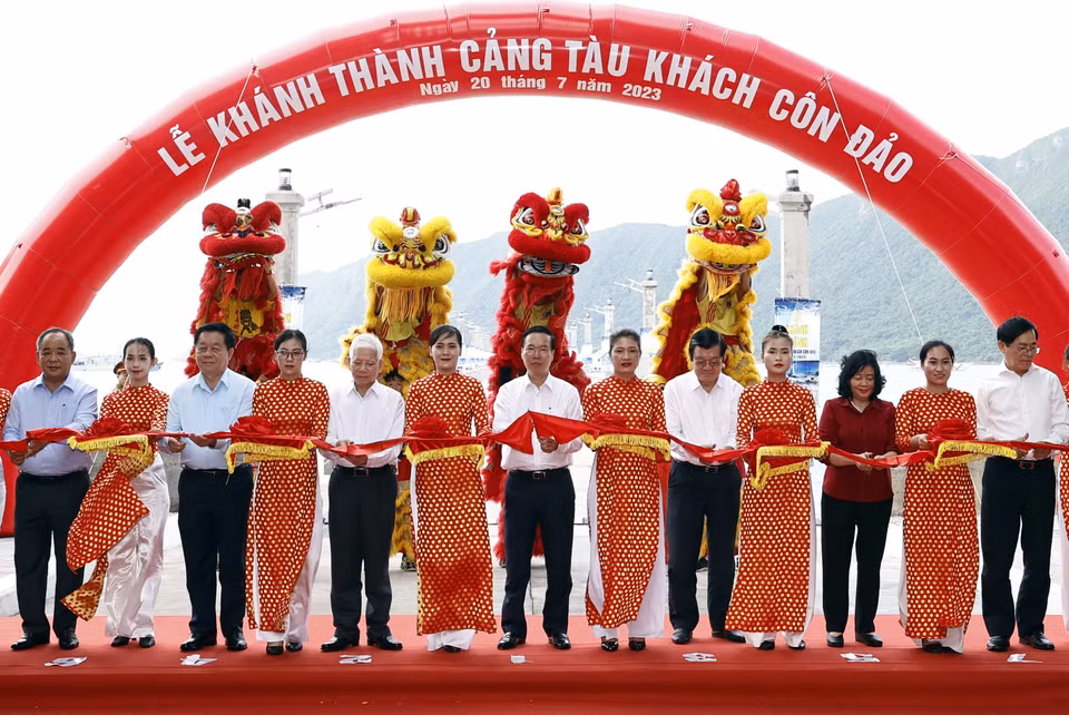 Chủ tịch nước Võ Văn Thưởng và các lãnh đạo, nguyên lãnh đạo Đảng, Nhà nước cắt băng khánh thành Cảng tàu khách Côn Đảo. (Ảnh: Thống Nhất/TTXVN)