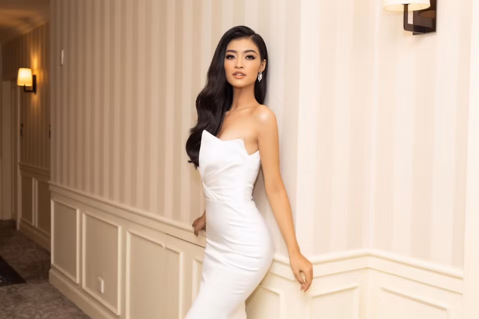 Thay vì chọn đầm cúp ngực, cô nàng lại chọn chiếc váy khoét ngực sâu cùng mái tóc dài buông xõa khiến người đối diện không thể rời mắt. (Ảnh: Huy Nguyễn/Vietnam+)