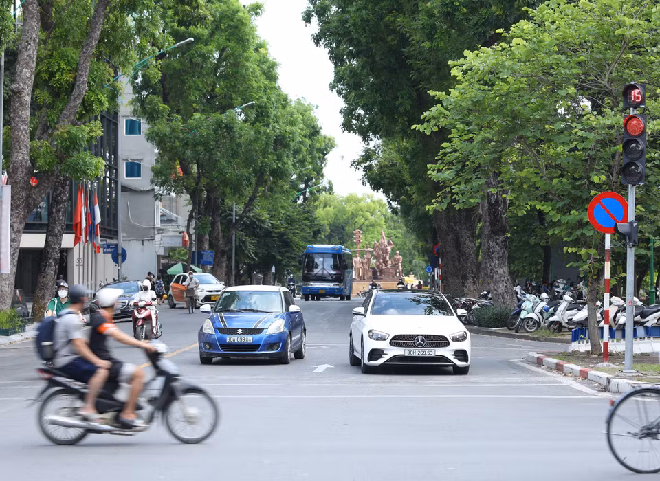 Nhiều chủ phương tiện di chuyển trên phố Quang Trung vẫn có thói quen dừng, đỗ bên trái đường. (Ảnh: Hoàng Hiếu/TTXVN)