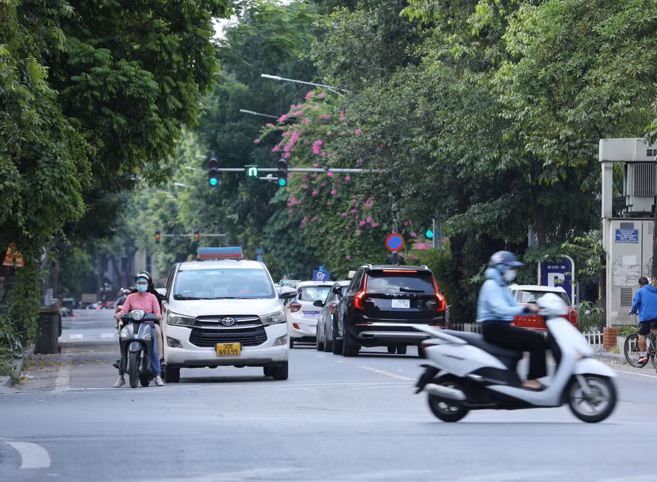 Từ ngày 16/7/2022, các phương tiện tham gia giao thông có thể đi 2 chiều trên phố Quang Trung. (Ảnh: Hoàng Hiếu/TTXVN)