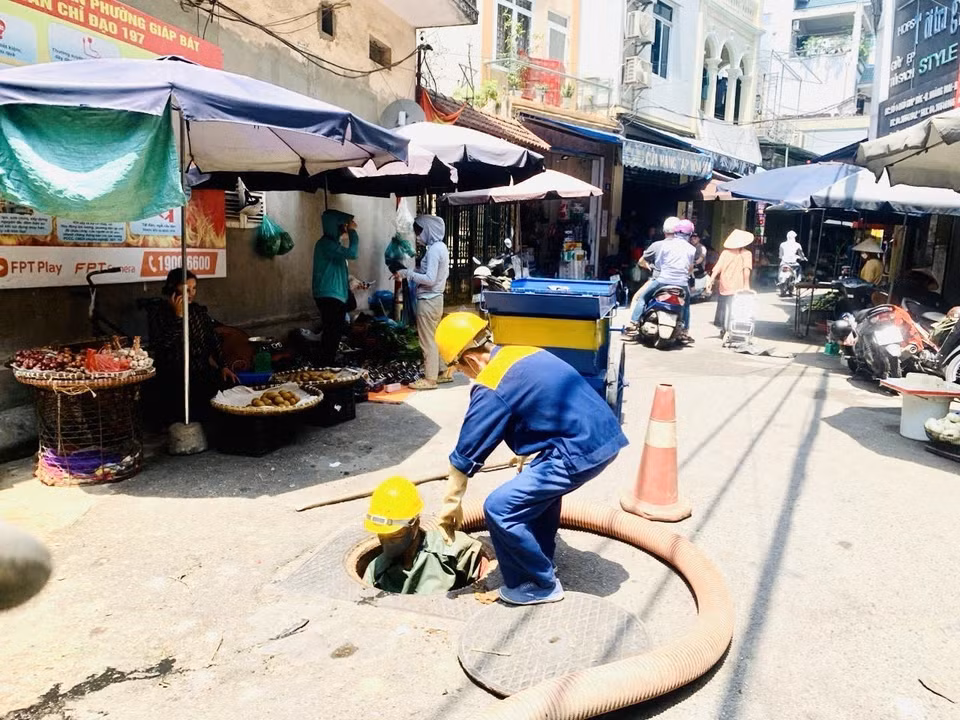 Đặc biệt, để đảm bảo thoát nước chống úng ngập khu vực nội thành mùa mưa năm 2023, Công ty sẽ tổ chức sửa chữa giải quyết úng ngập cục bộ và khắc phục sự cố trên hệ thống thoát nước.(Nguồn: TTXVN)