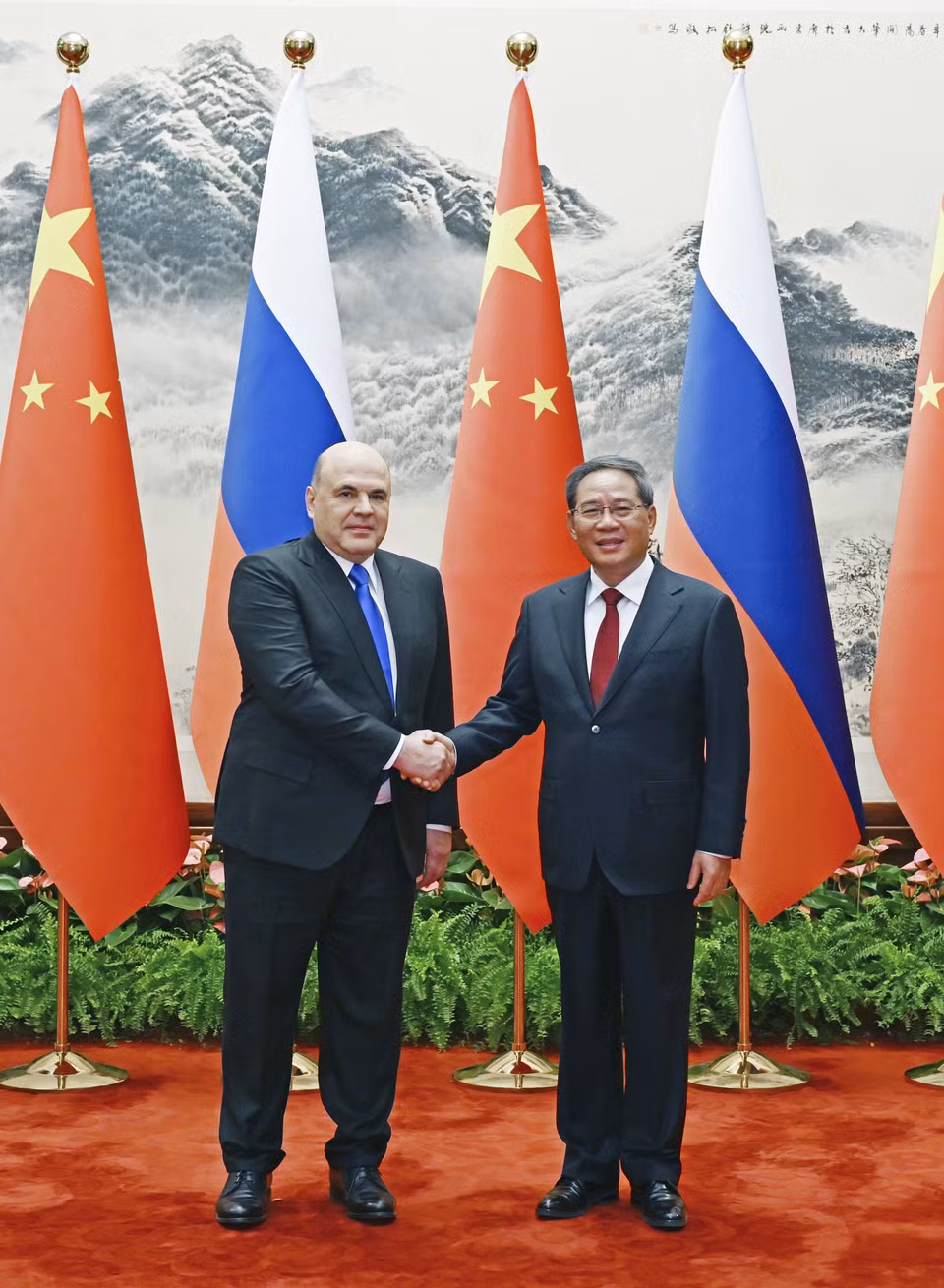 Ảnh: Thủ tướng Nga Mikhail Mishustin (trái) và Thủ tướng Trung Quốc Lý Cường tại cuộc gặp ở Bắc Kinh ngày 24/5/2023. Nguồn: THX/TTXVN)